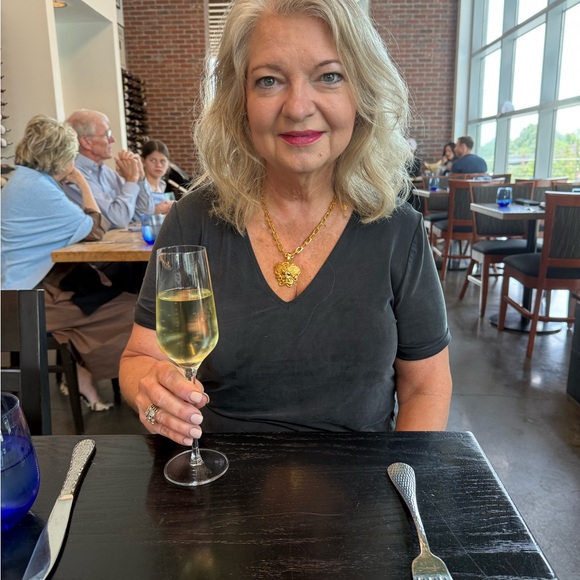 Meet your Posher, Suzanna - Picture 5 of 5